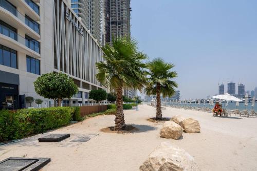 Elegant and Spacious 1 BR Apartment- Beachfront - image 3