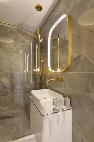 Chrisostomou Square 14 Gold Apartment - image 12