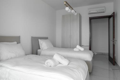 Seafront Elegance with Pool