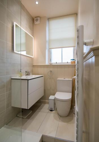 380 Charming one bedroom property in an attractive residential area with great cafes restaurants and shops nearby - image 2