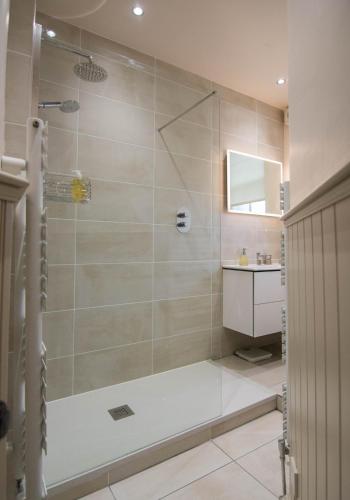 380 Charming one bedroom property in an attractive residential area with great cafes restaurants and shops nearby - image 6