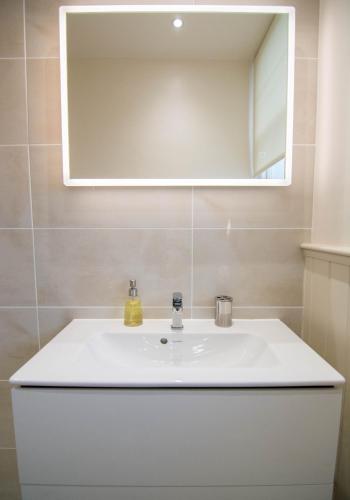 380 Charming one bedroom property in an attractive residential area with great cafes restaurants and shops nearby - image 10
