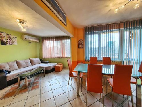 Просторна всекидневна и спалня