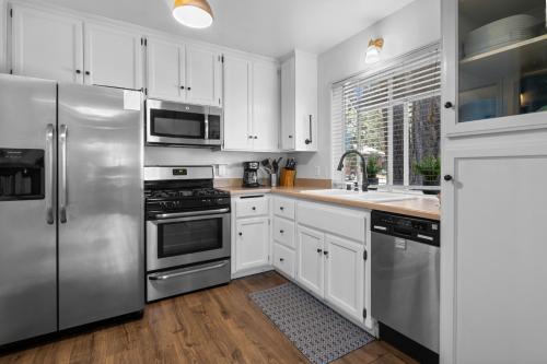 Happy Hours - Modern Cabin with Game Room and Peek-a-Boo Lake Views! in Big Bear Lake, USA