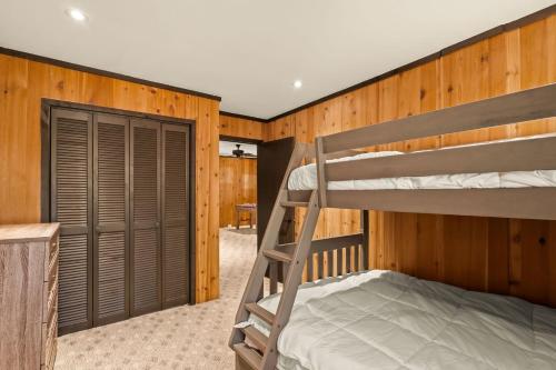 122 Lower Grouse Ridge Rd by Carolina Stays in Beech Mountain, USA