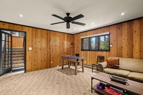 122 Lower Grouse Ridge Rd by Carolina Stays in Beech Mountain, USA