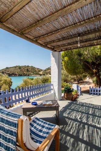شرفة/ تراس, Nina's House above the amazing sea! in Limnionas