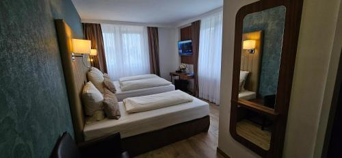 3 twin beds