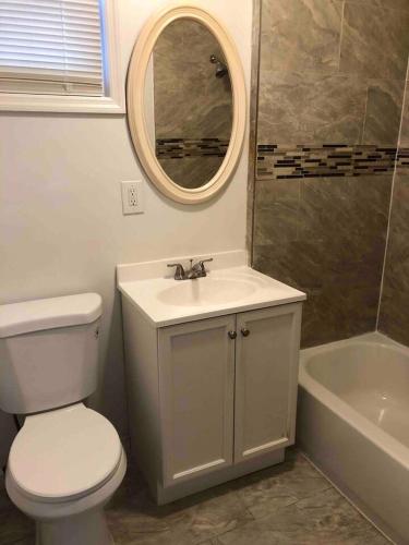 Private 3-bedroom apartment 15 minutes to EWR in Elizabeth, USA