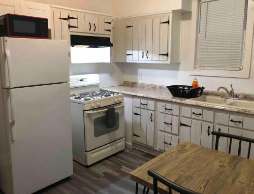 Private 3-bedroom apartment 15 minutes to EWR in Elizabeth, USA