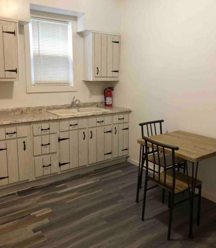 Private 3-bedroom apartment 15 minutes to EWR in Elizabeth, USA