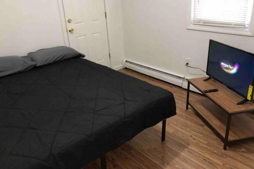 Private 3-bedroom apartment 15 minutes to EWR in Elizabeth, USA
