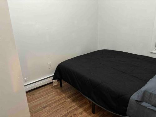 Private 3-bedroom apartment 15 minutes to EWR in Elizabeth, USA