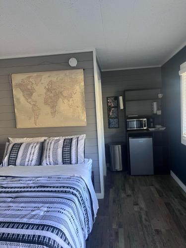 TeePee Room 16-Newly Renovated in Roscommon, USA