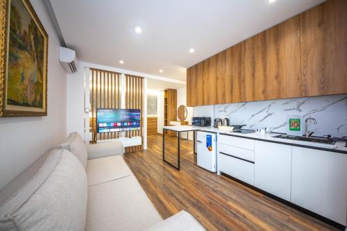 Downtown Boutique Studios, Тирана