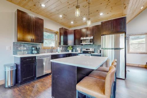 Luxe Mountain Hideaway in Sevierville, USA