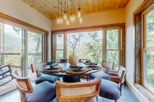 Luxe Mountain Hideaway in Sevierville, USA