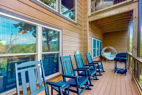 Luxe Mountain Hideaway in Sevierville, USA