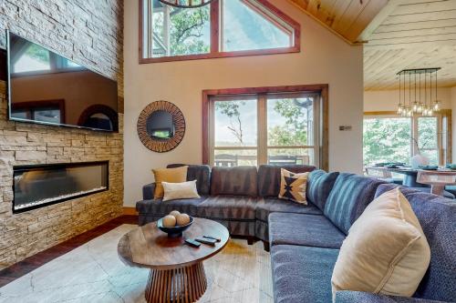 Luxe Mountain Hideaway in Sevierville, USA