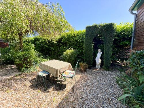 Dārzs, Charmante studette au calme avec terrasse et parking in Moulins-la-Marche