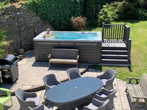 Polean Farm Old Farmhouse - With Large Jacuzzi, Games Room, Near the Sea and with Free Access to a Nearby Pool, Looe