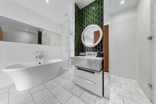Central London Spectacular riverview two bedroom Luxury designer apartment-AC-Parking-WIFI-2 bathrooms, Londyn (zdjęcie 5)