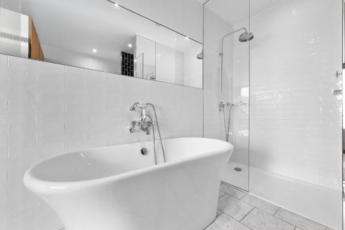 Central London Spectacular riverview two bedroom Luxury designer apartment-AC-Parking-WIFI-2 bathrooms, Londyn (zdjęcie 6)
