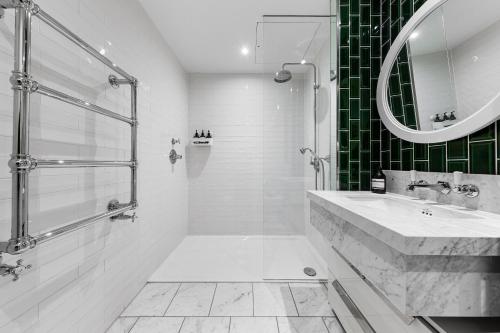 Central London Spectacular riverview two bedroom Luxury designer apartment-AC-Parking-WIFI-2 bathrooms, Londyn (zdjęcie 9)