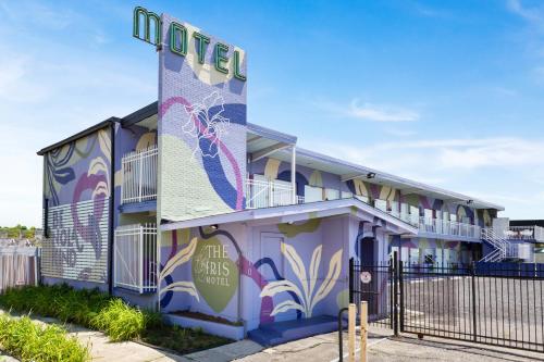 A szálláshely kívülről, The Iris Motel in Mid City
