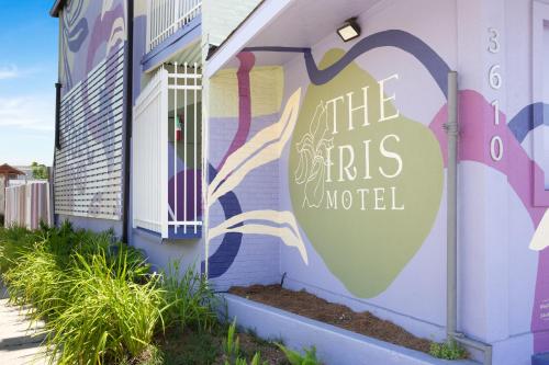 A szálláshely kívülről, The Iris Motel in Mid City