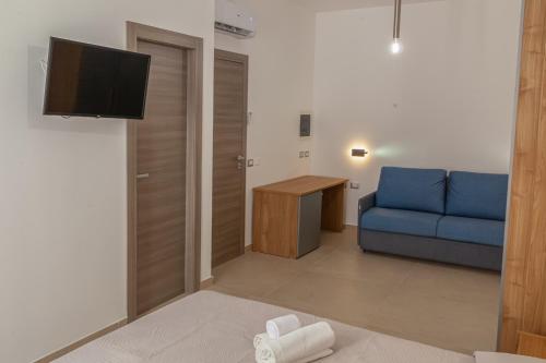Quadruple Room with Private Bathroom image 8