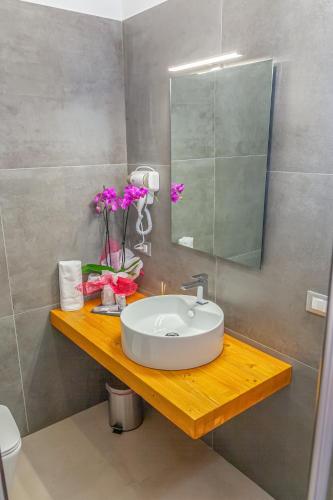 Triple Room with Private Bathroom image 1