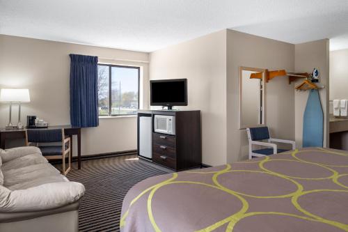 Super 8 by Wyndham Humboldt - image 2