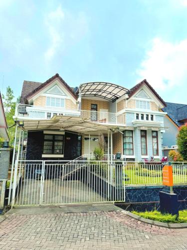 Eton Asia Kota Bunga Villas Room Type - Deluxe Villa