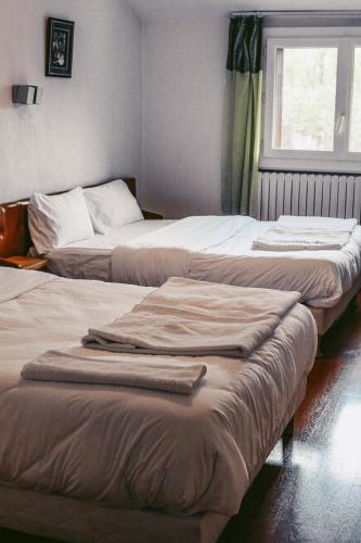 1 queen bed, 1 sofa bed