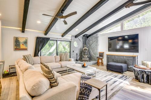 Lakeside Luxury in Lake Arrowhead Private Hot Tub in Lake Arrowhead, USA