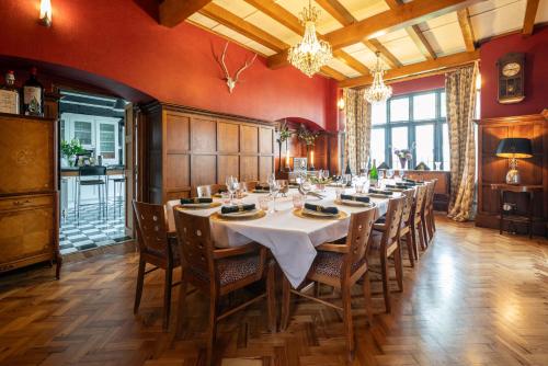 Festvåning, ArtDecoHouseUK in Lake South