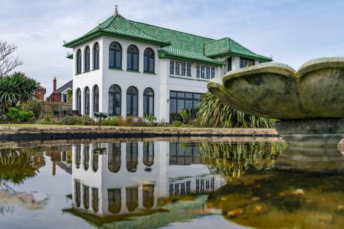 Hotellet från utsidan, ArtDecoHouseUK in Lake South
