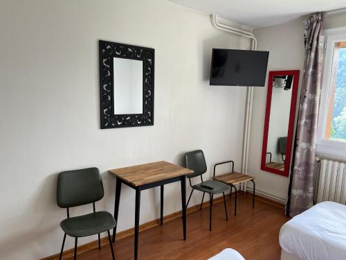 1 double bed, 1 twin bed