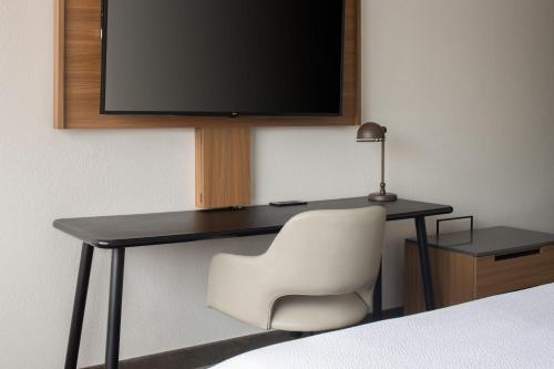 King Room with Adapted Tub - Mobility Accessible