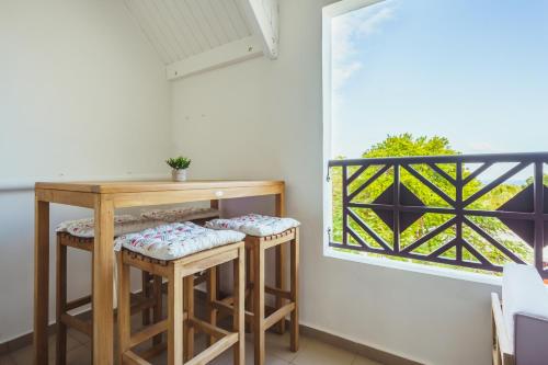 Balcon/terrasse, Charmant duplex avec vue mer et piscine - Le Goyave in Mare Gaillard
