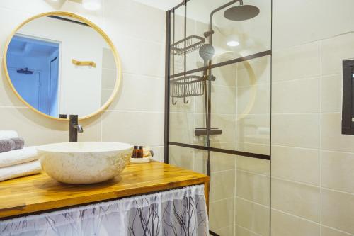Douche, Charmant duplex avec vue mer et piscine - Le Goyave in Mare Gaillard