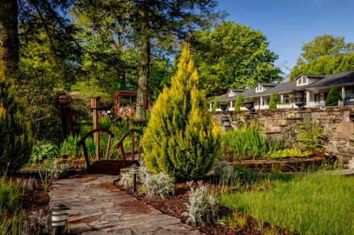 Azalea Garden Inn - 정원