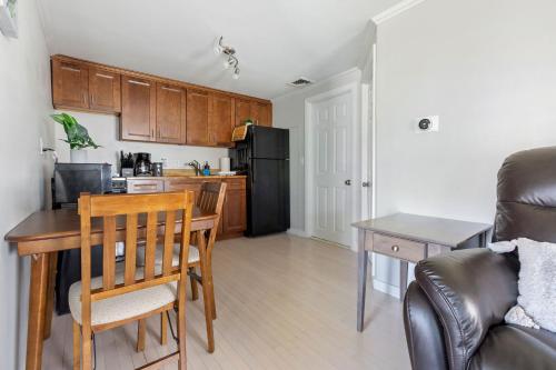 Beachside Retreat! Cozy 1-bedroom W Private Yard in Dennis Port