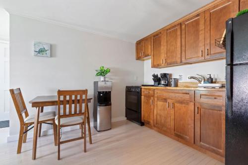 Beachside Retreat! Cozy 1-bedroom W Private Yard in Dennis Port