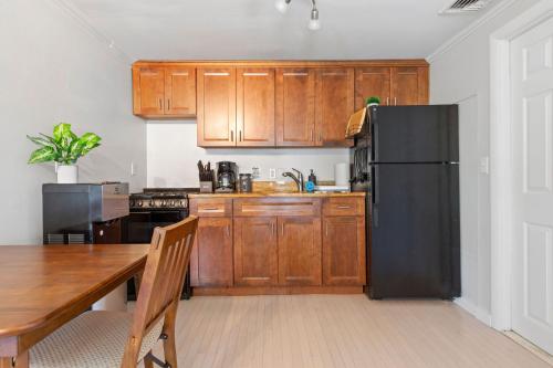 Beachside Retreat! Cozy 1-bedroom W Private Yard in Dennis Port