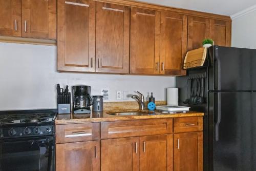 Beachside Retreat! Cozy 1-bedroom W Private Yard in Dennis Port