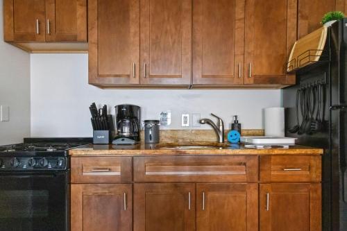 Beachside Retreat! Cozy 1-bedroom W Private Yard in Dennis Port