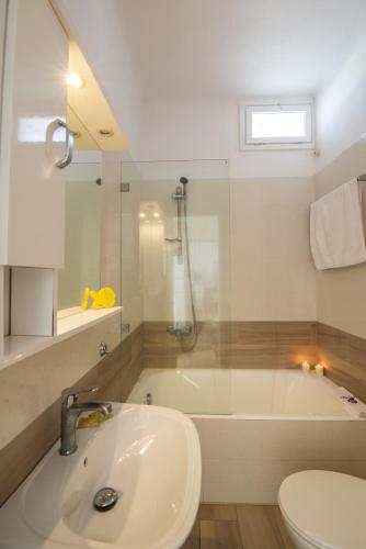 2 bedrooms, 4 beds