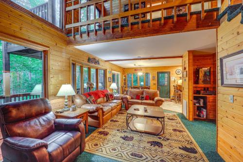 Senic Views, Game Room! Family Cabin in Deep Gap in Marion (NC)